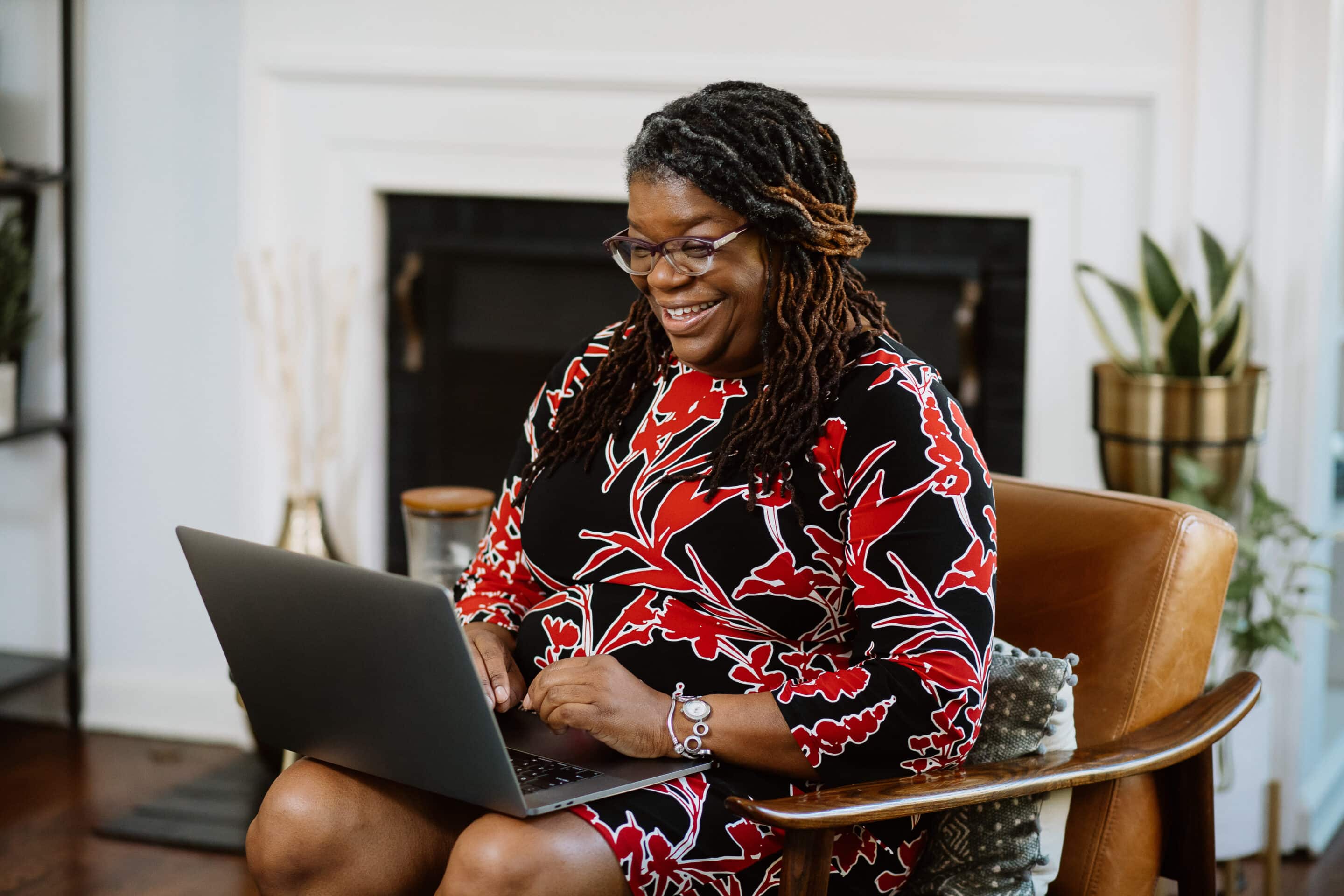 A woman having a virtual therapy session on her laptop.